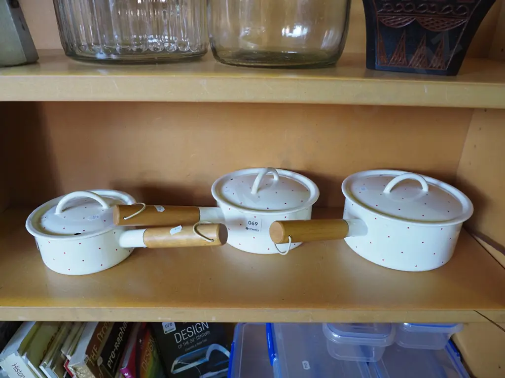3x enamel lidded saucepans Image 1++