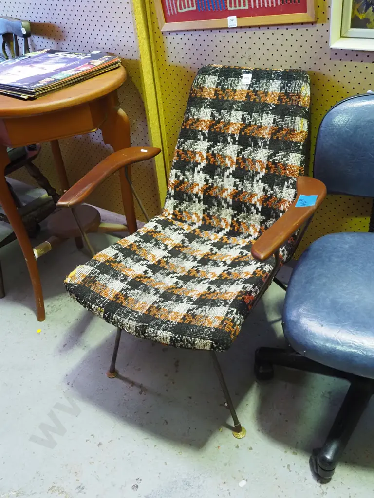 mid-century metal and wood upholstered reception chair Image 1++