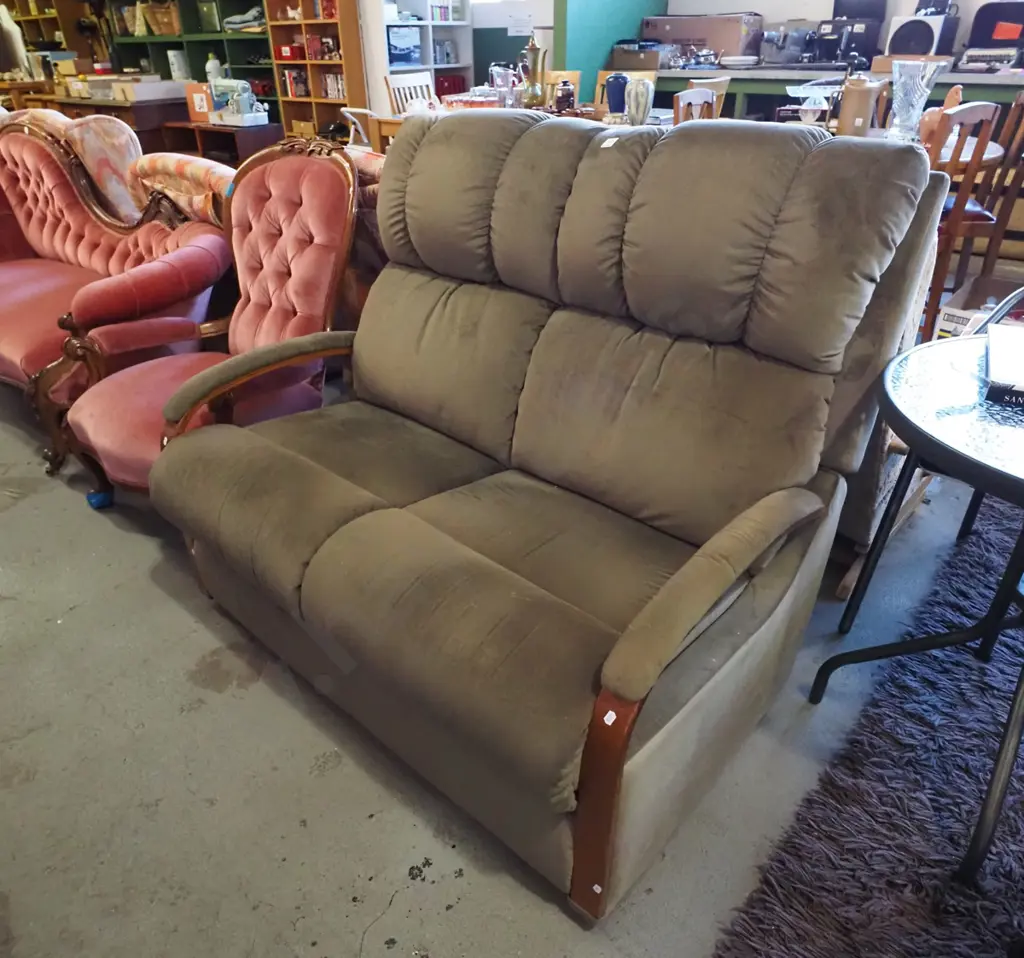 olive La-Z-Boy 2 seater settee Image 1++
