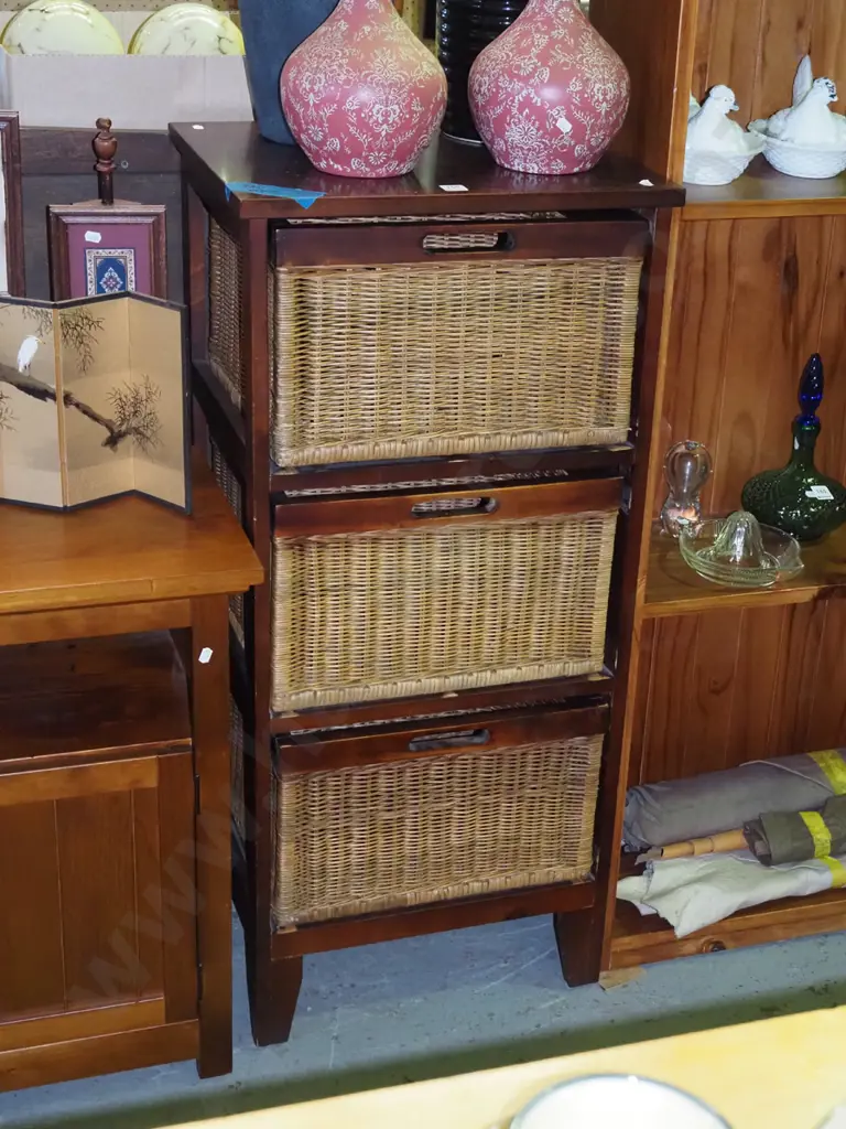 pine chest with 3 seagrass baskets H-1080 W-490 D-400 Image 1++