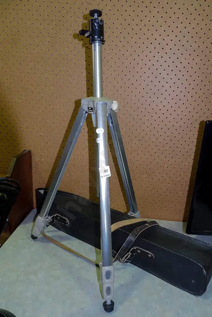 camera, tripod, carry case Image 1++