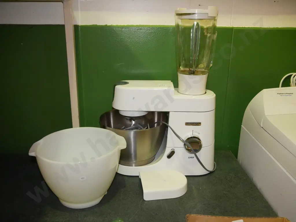 Kenwood mixer with additional glass bowl Image 1++