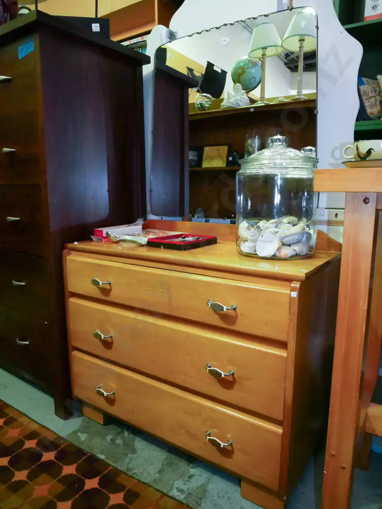 rimu 3 drawer mirror back dresser H-1400 W-850 D-400 Image 1++