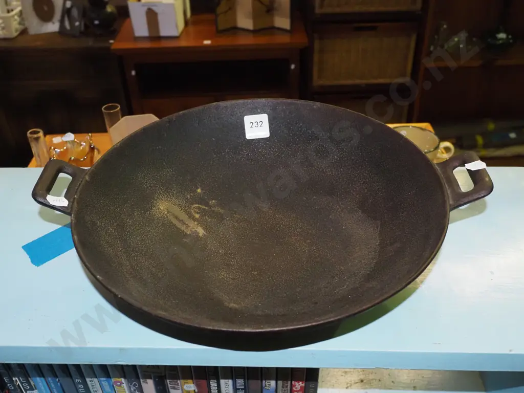 cast iron wok Image 1++