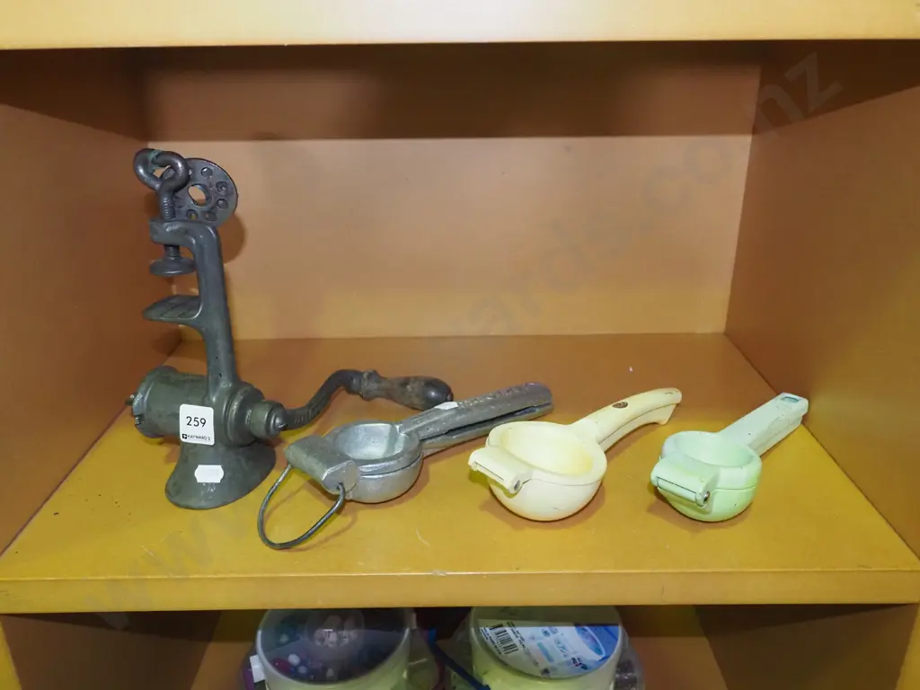 bench top mincer, 3x lemon squeezers Image 1++