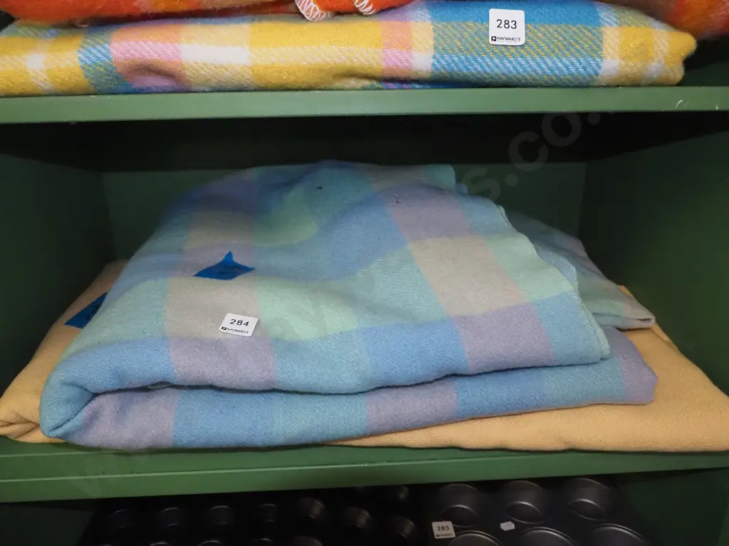 2x woollen blankets Image 1++