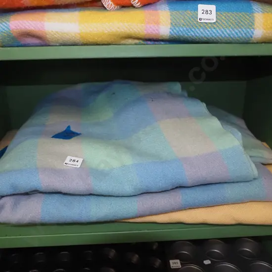 2x woollen blankets