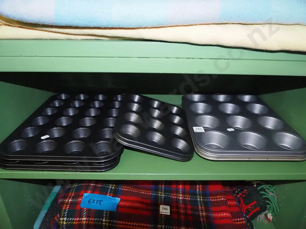 muffin trays Image 1++