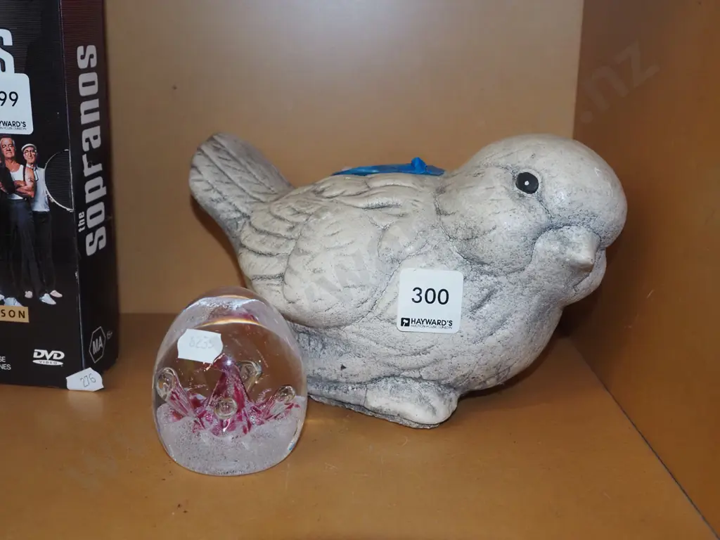 bird figurines, glass paperweight Image 1++