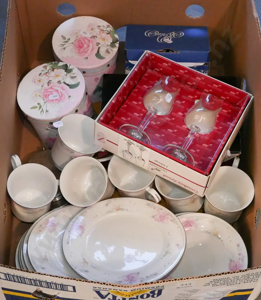 box; cups, plates, wine glasses etc Image 1++