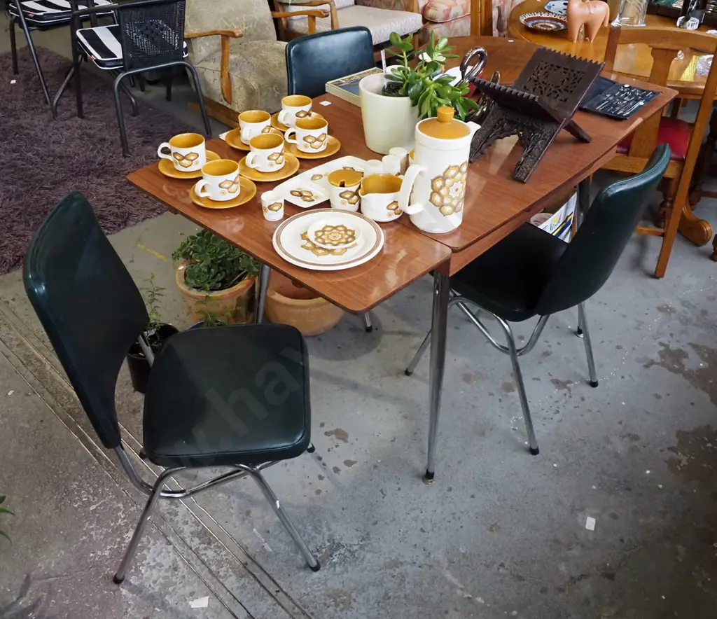 formica exteding dining table with 3 green vinyl chairs H-770 W-1470 D-755 Image 1++