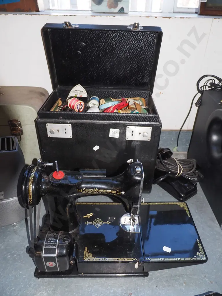 Singer table top sewing machine with carry case and accessories Image 1++