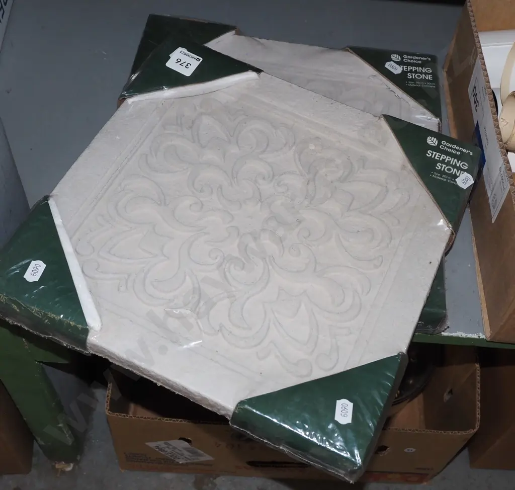 2x patterned gardener's stepping stones Image 1++