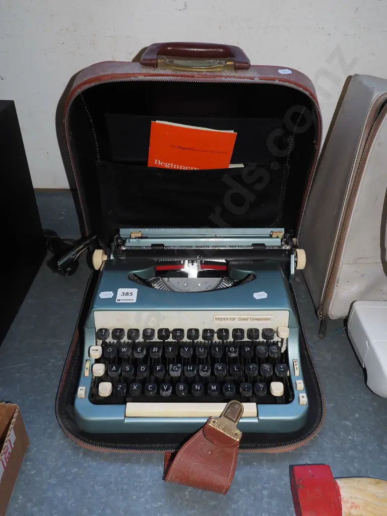 Imperial portable typewriter Image 1++