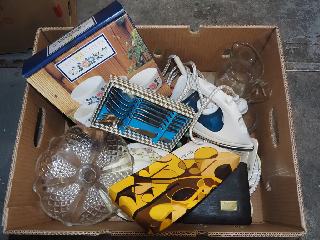 box; iron, rammekins, comport, cutlery etc Image 1++