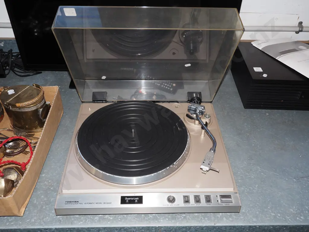 Toshiba SR/Q660 quartz lock turntable Image 1++