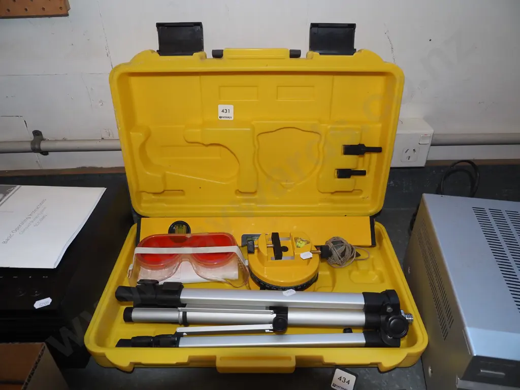 cased laser level Image 1++
