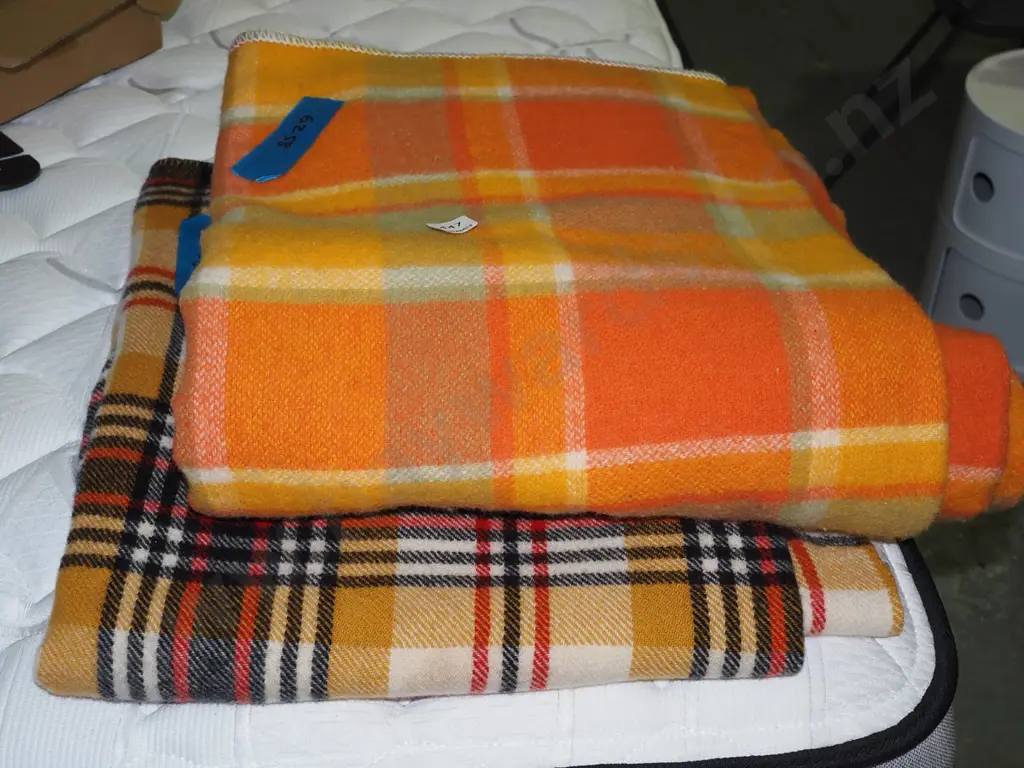 2x woollen blankets Image 1++