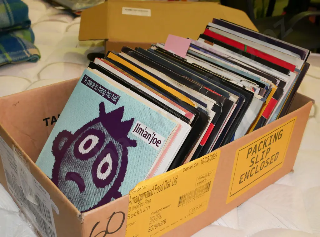 box; 1980s 45s Image 1++