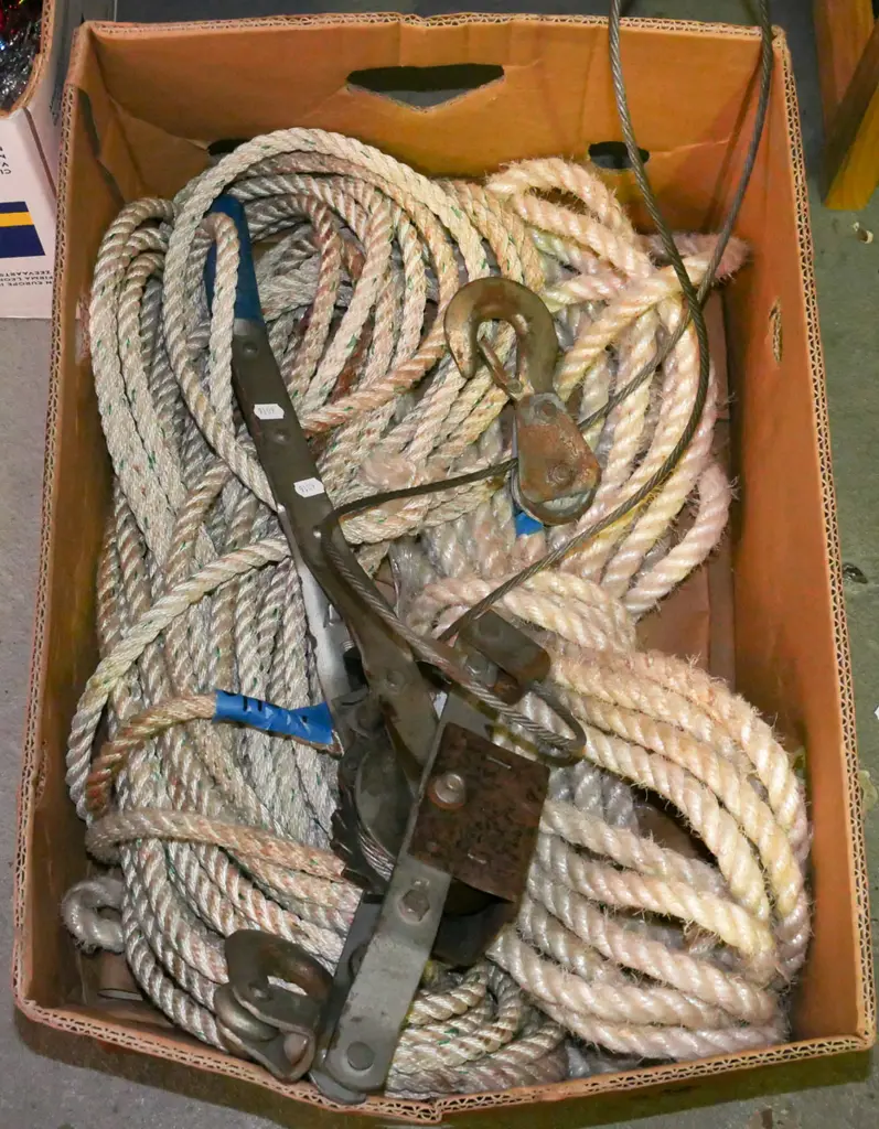 rope and hand operated winch Image 1++