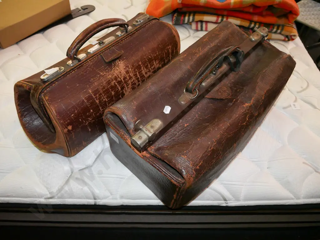 2x leather doctor's bags Image 1++