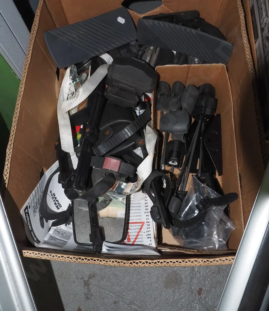 box; Thule roof rack, caravan mirrors etc Image 1++
