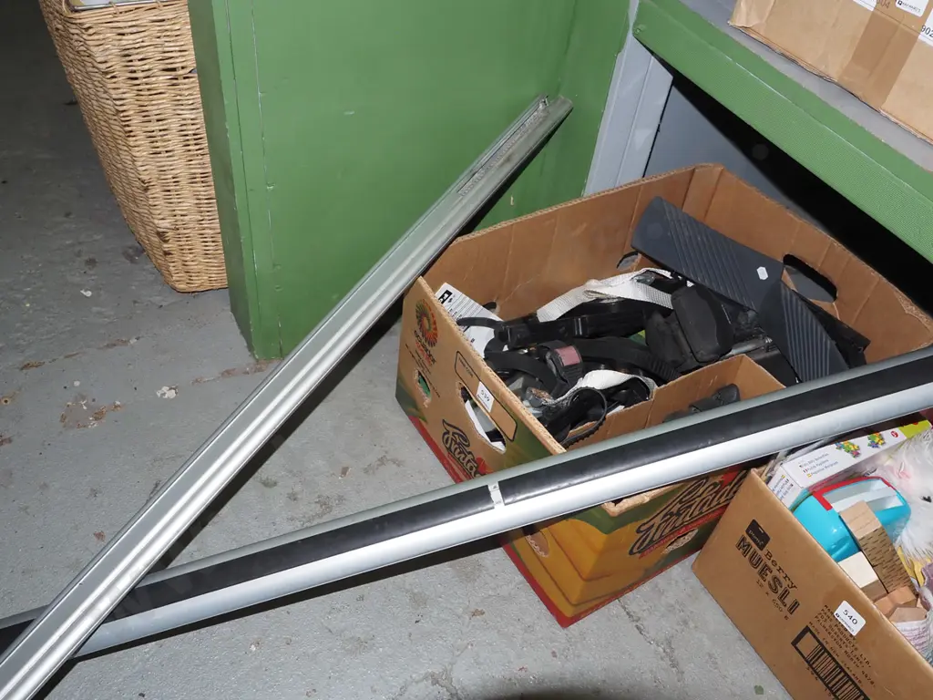 box; Thule roof rack, caravan mirrors etc Image 1++