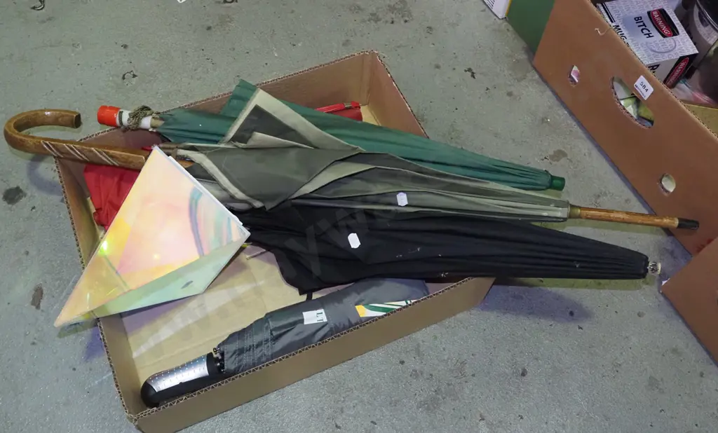 box; parasols, umbrellas, illuminated persepx pyramid Image 1++