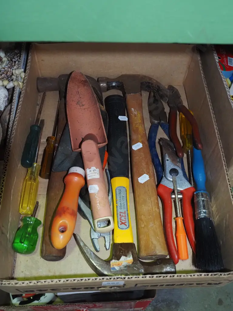 box of hand tools, hammers, trowels etc Image 1++