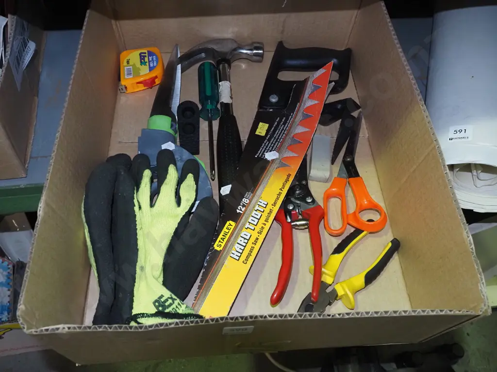 box; hammer, secateurs etc Image 1++