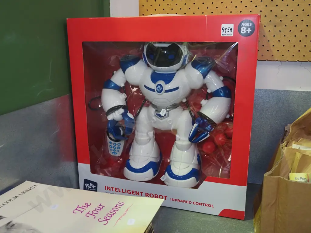 as-new Intelligent robot toy  Image 1++
