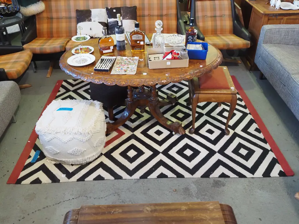 geometric woven floor mat L-2250 W-1680 Image 1++