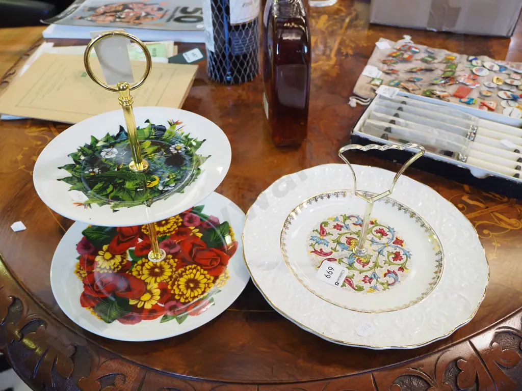 2x cake plates with handles Image 1++
