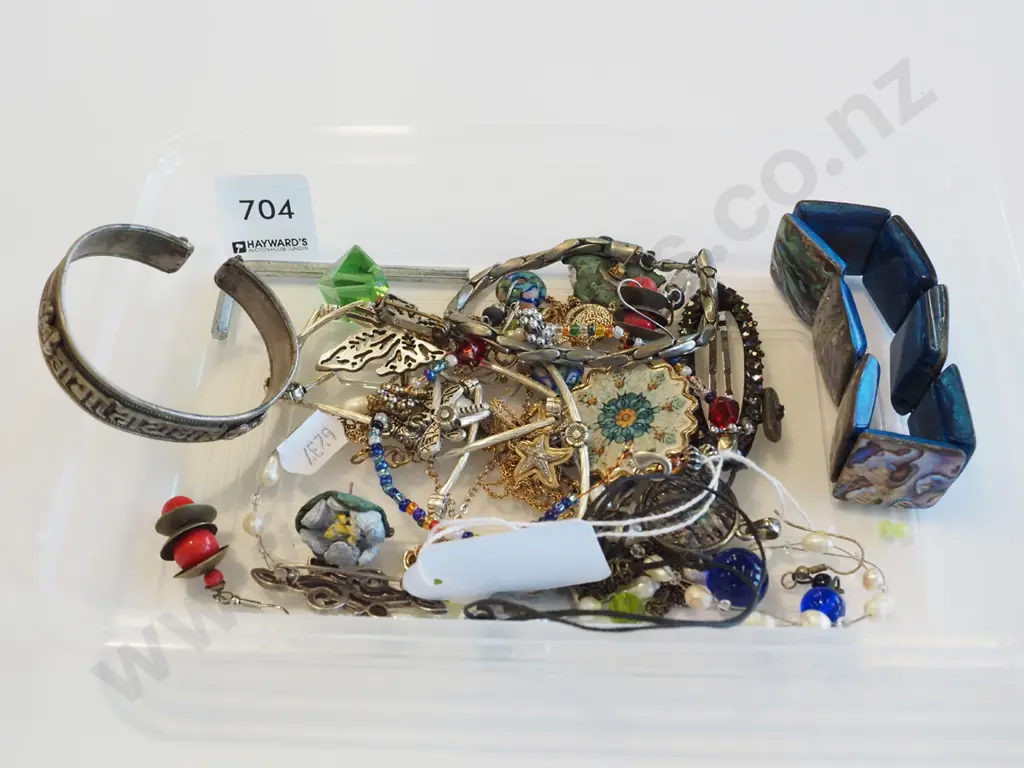 plastic tray of costume jewellery Image 1++