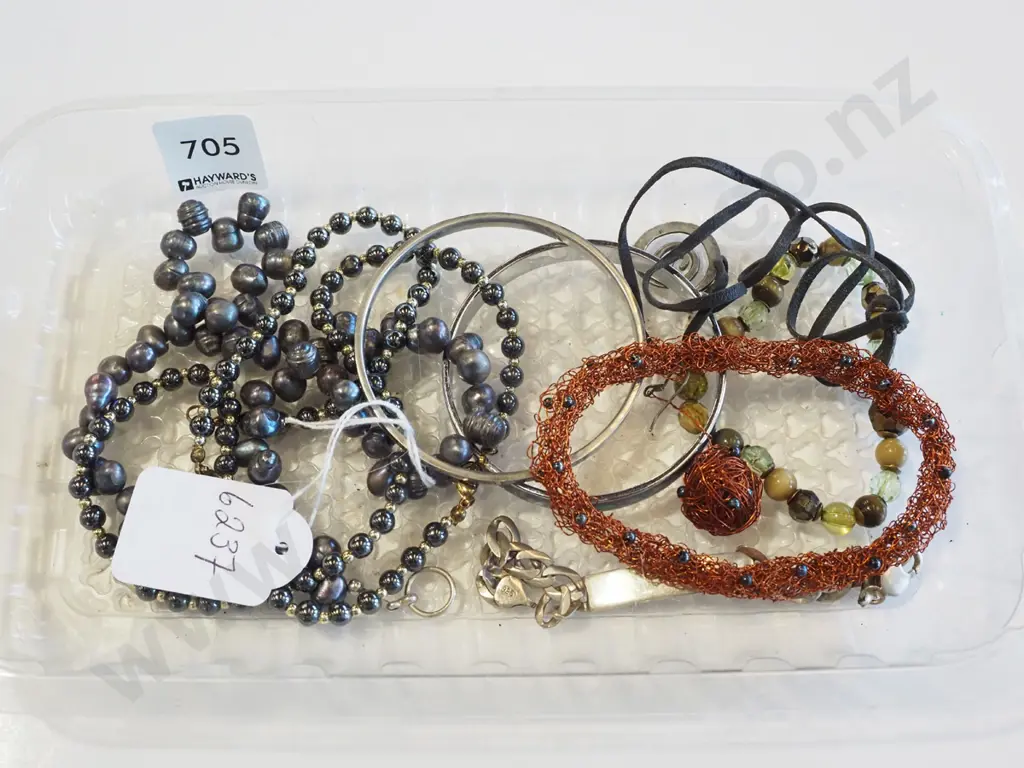 plastic tray of costume jewellery Image 1++