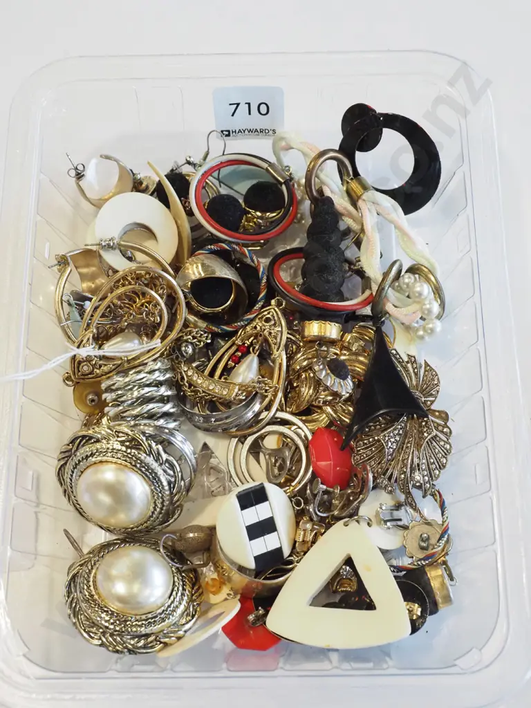 costume jewellery and box Image 1++