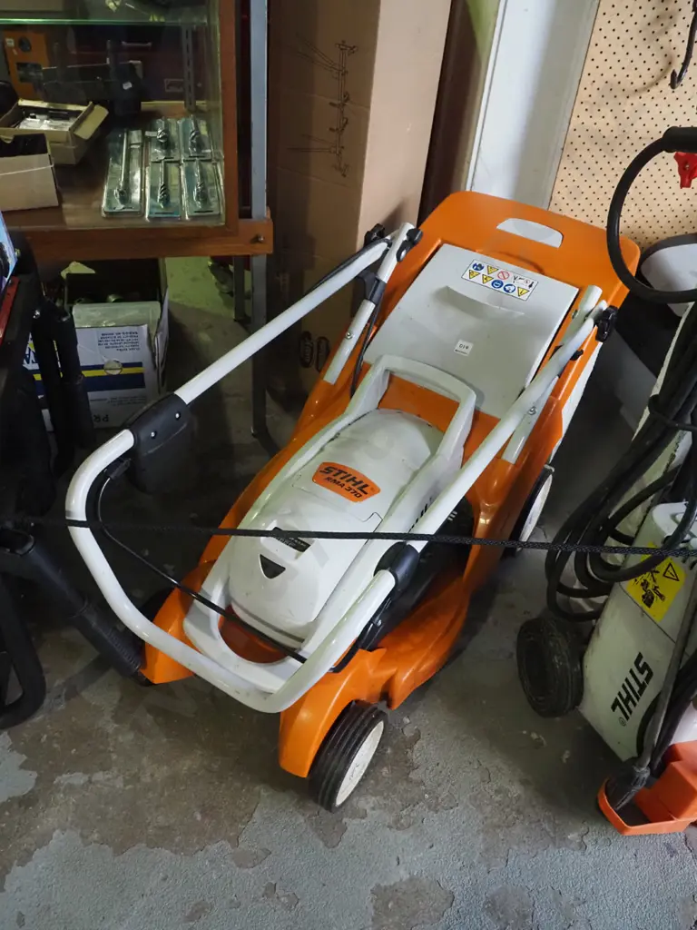 Stihl battery powered lawn mower - 1x battery, no charger Image 1++
