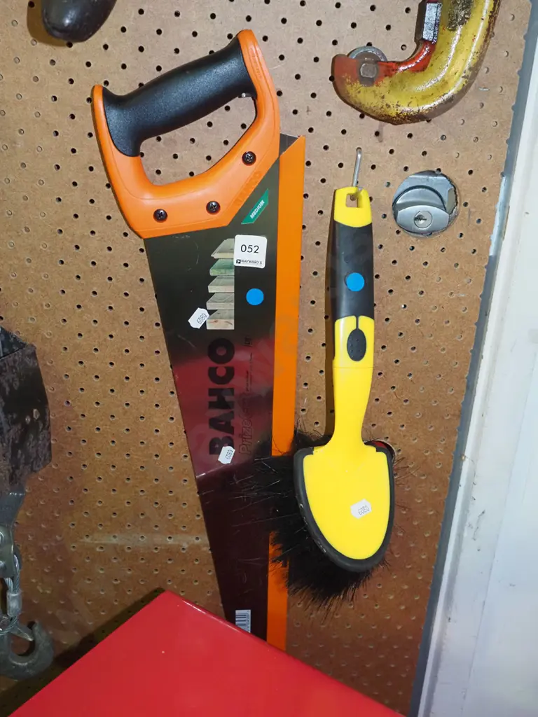 as-new Bahco hand saw and scrubbing brush - blue dots Image 1++