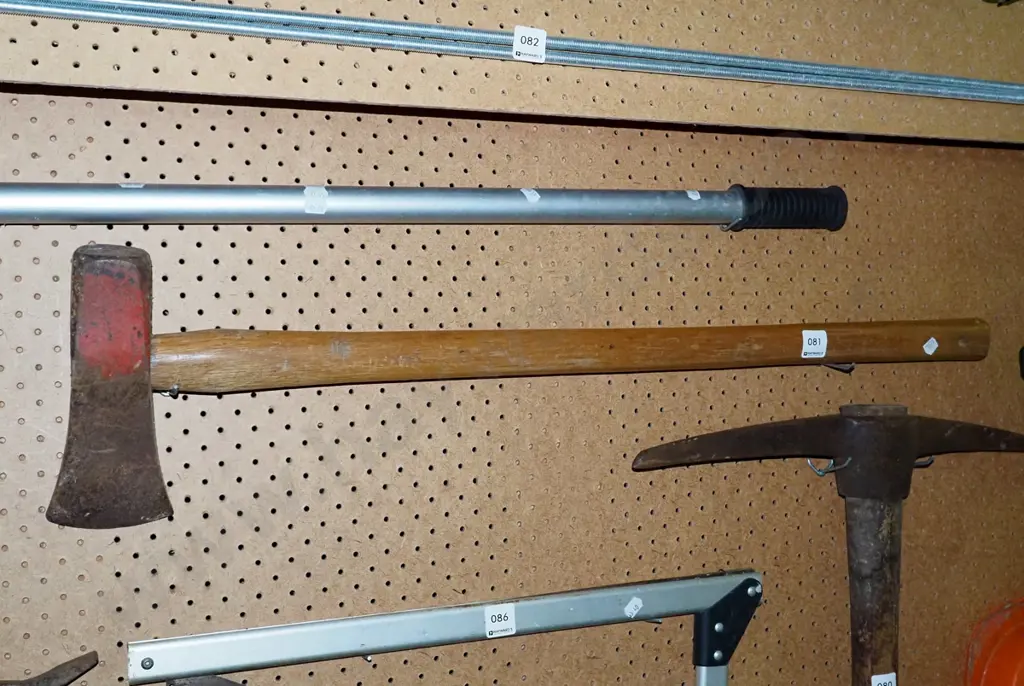 wooden handled log splitter Image 1++