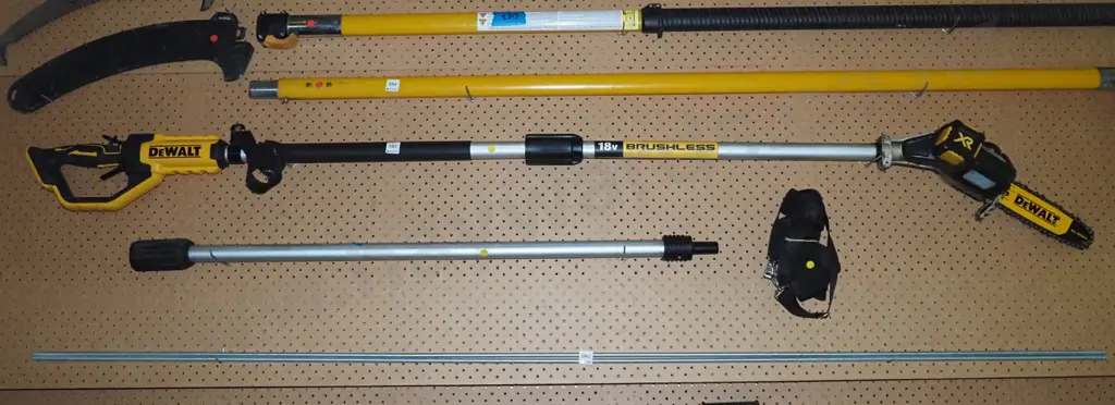 De Walt battery powered pole saw with additional extension pole - yellow dots Image 1++