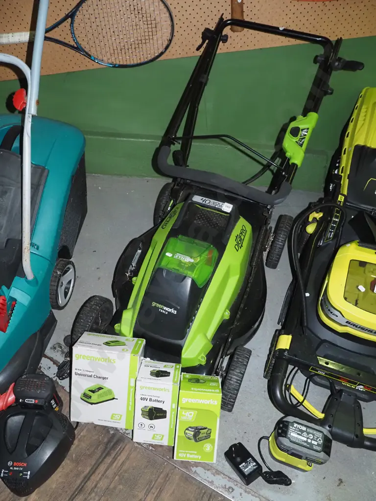 Digipro battery powered 40V lawn mower - 2x batteries, 1x charger- no catcher Image 1++
