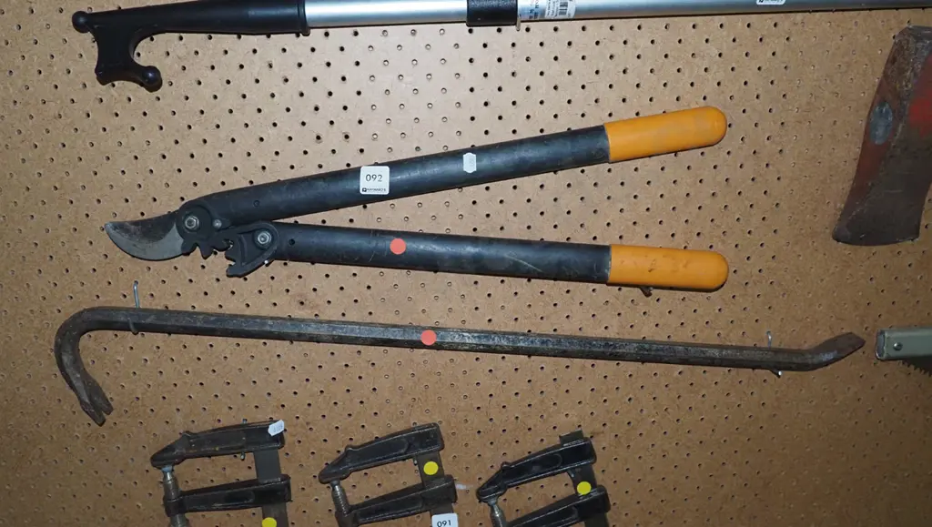 garden loppers, wrecking bar Image 1++