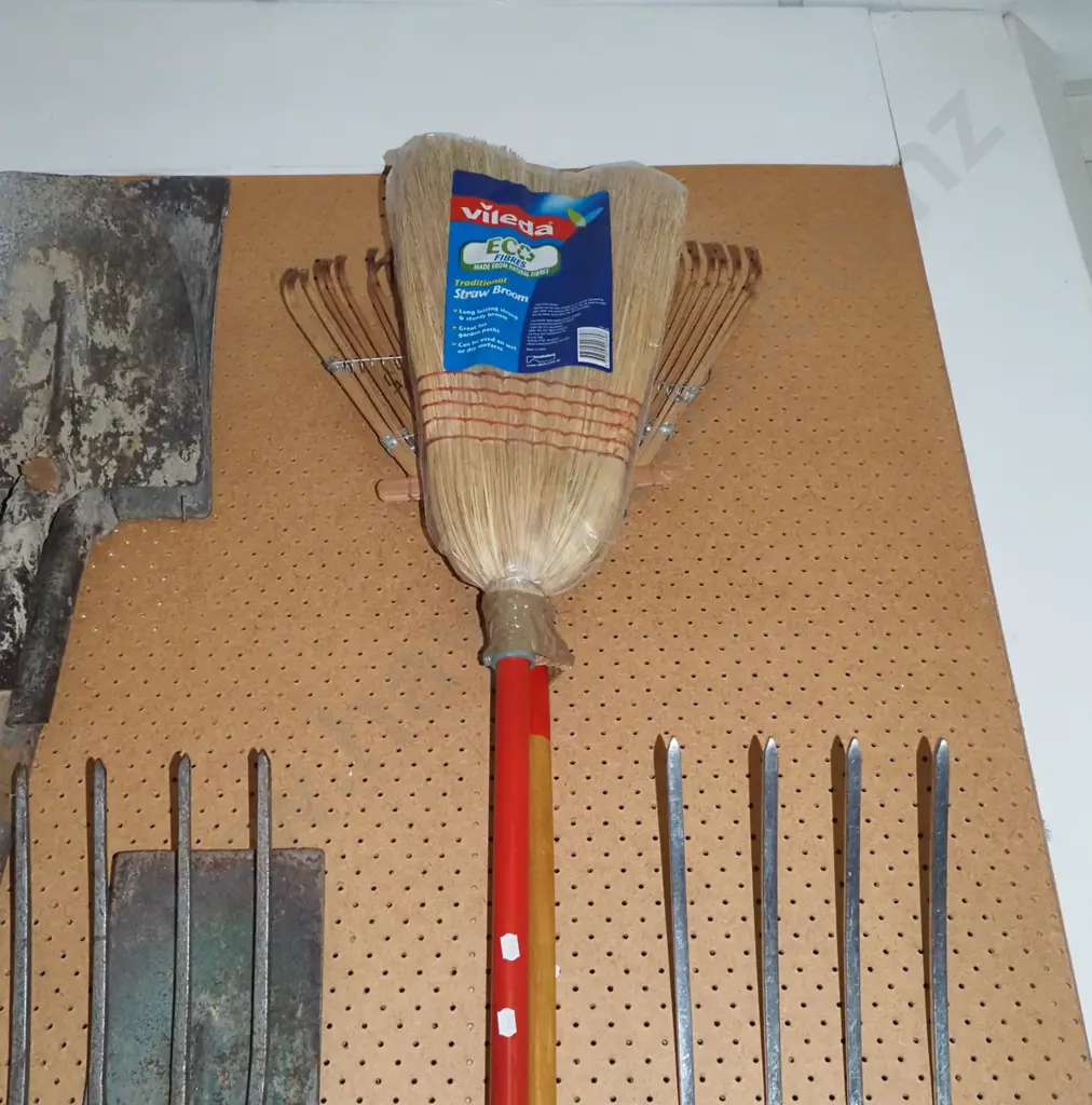 leaf rake, straw broom Image 1++
