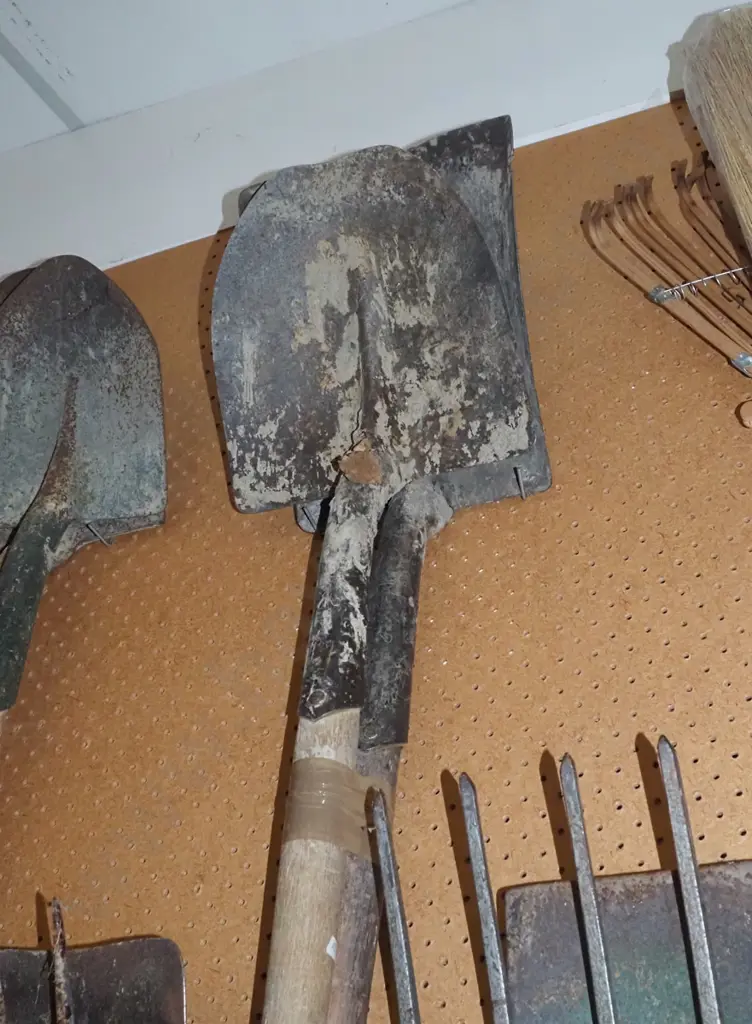 wide mouth shovel, normal shovel Image 1++