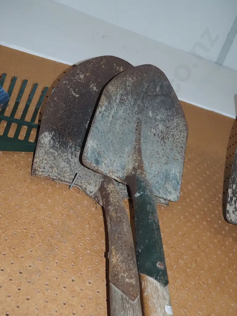 2x shovels Image 1++