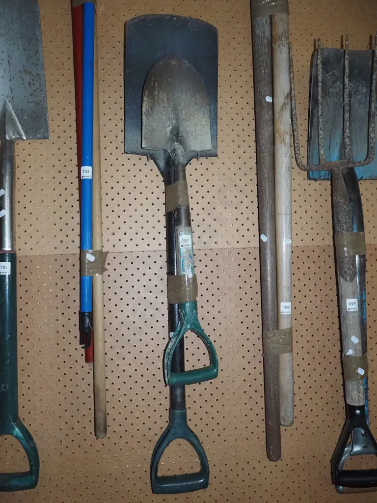 garden spade, small short handled shovel Image 1++