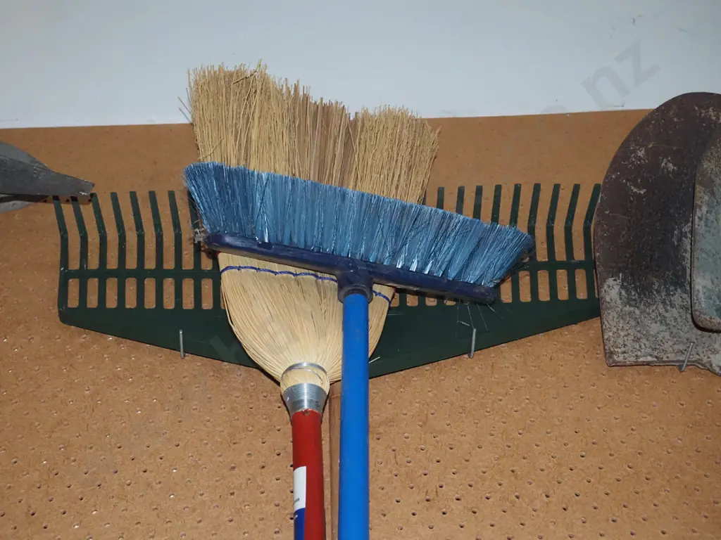 2x brooms, leaf rake Image 1++