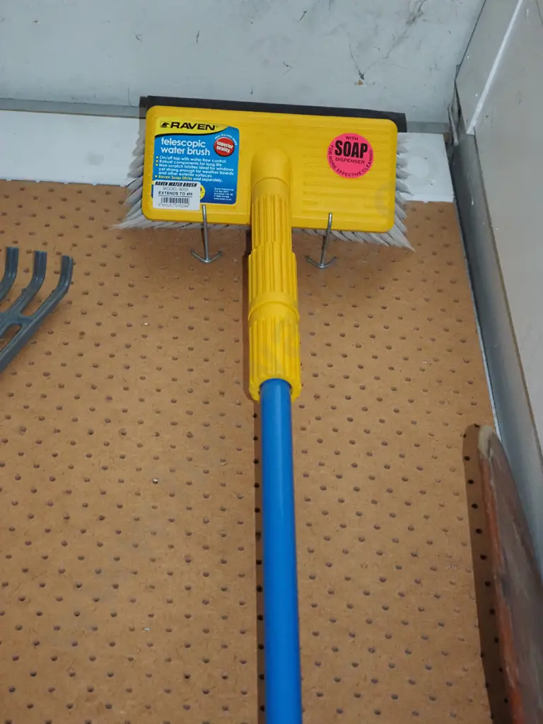Raven telescopic window brush Image 1++
