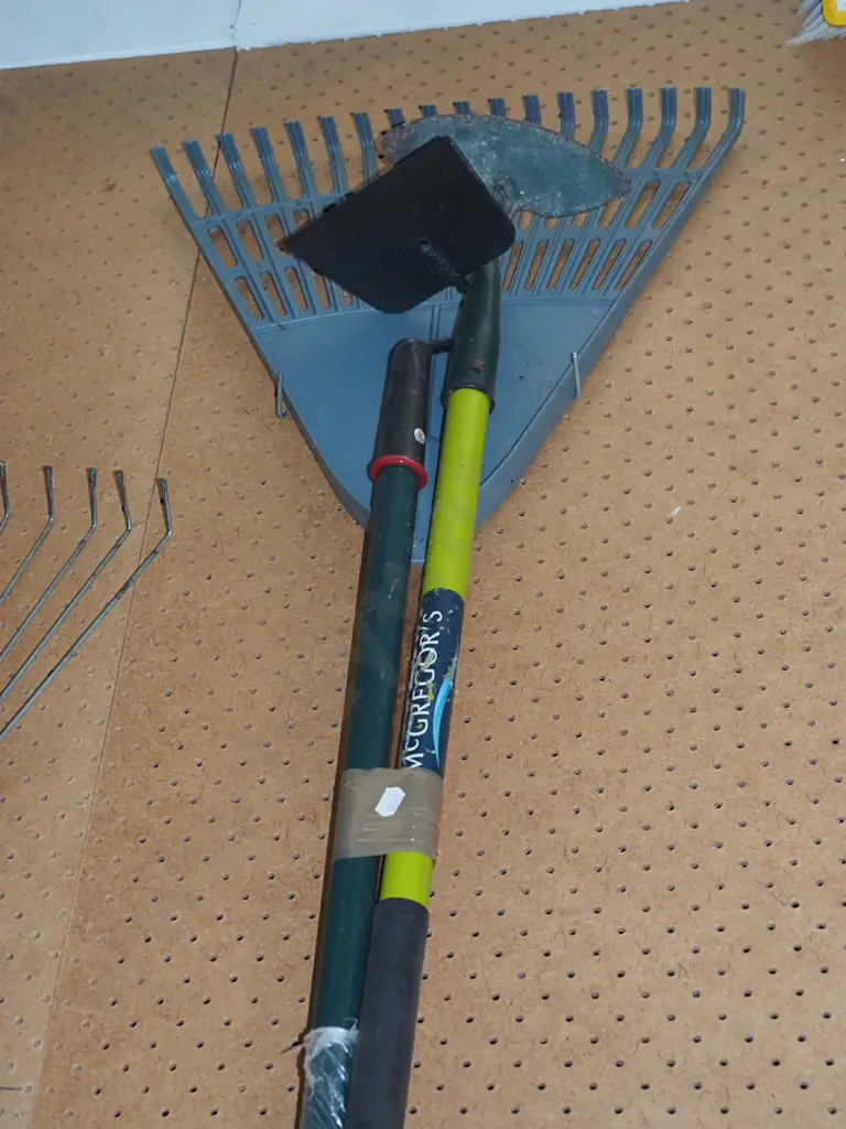 garden rake, 2 hoes Image 1++