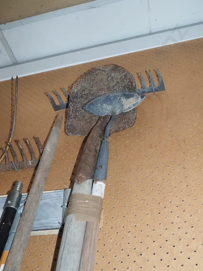 garden rake, shovel, hoe Image 1++